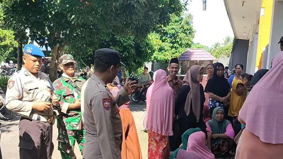 Polsek Lembar Amankan Penyaluran Dana BPNT di Desa Jakem