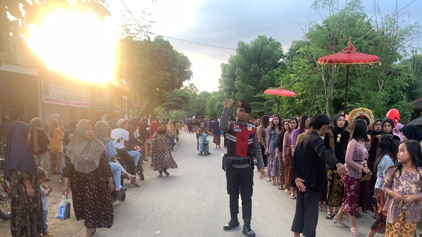 Polsek Sekotong Jaga Kelancaran Nyongkolan di Desa Pelanggan