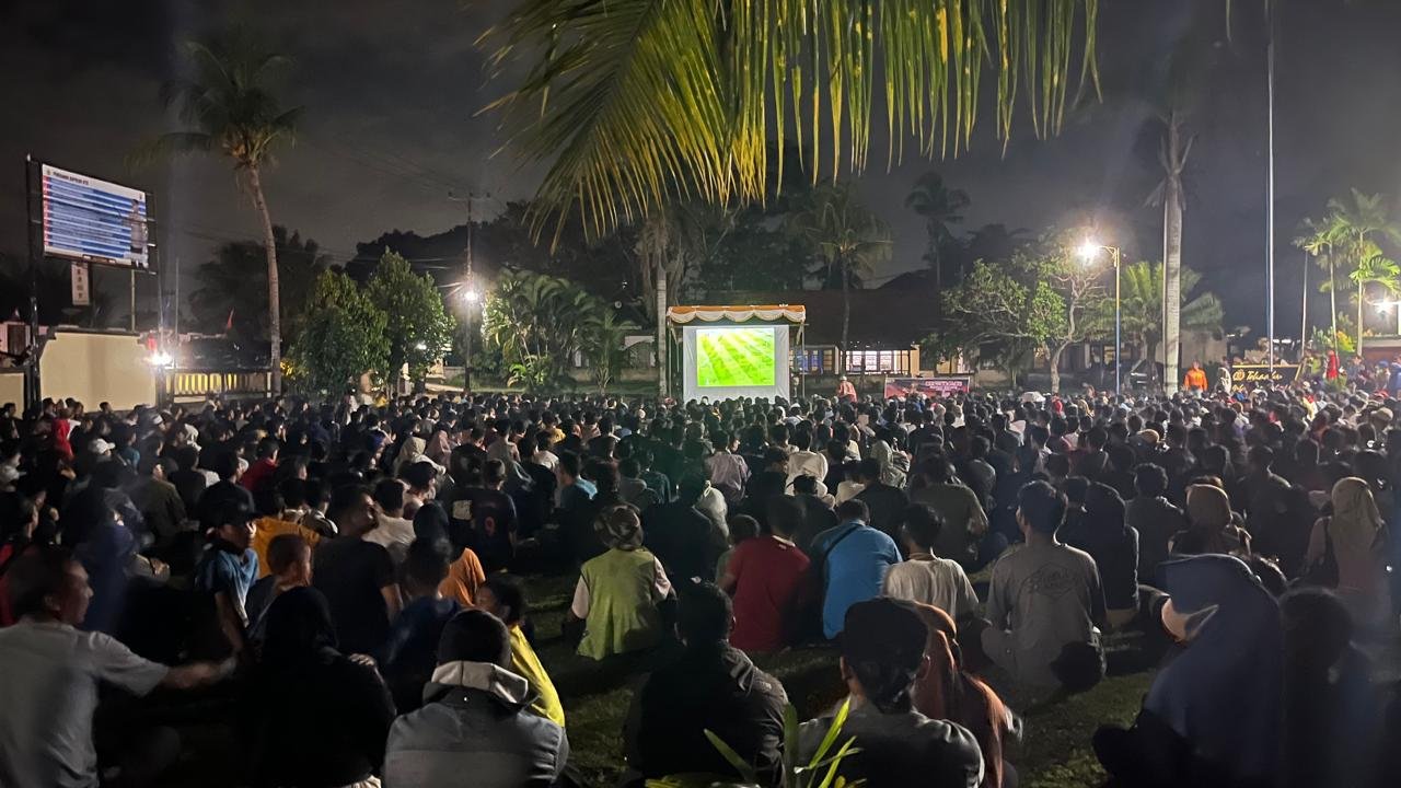 Ribuan Warga Lombok Barat Nobar Semifinal Timnas U-23 di Mako Polsek Gerung