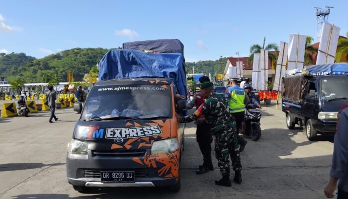 Keselamatan Utama! TNI-POLRI dan Aggota Pos Pam Perkuat Pengawasan Barang Bawaan di Pelabuhan Lembar Selama Mudik Lebaran