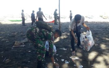Gotong Royong di Pantai Meninting: Babinsa dan Warga Bersihkan Sampah