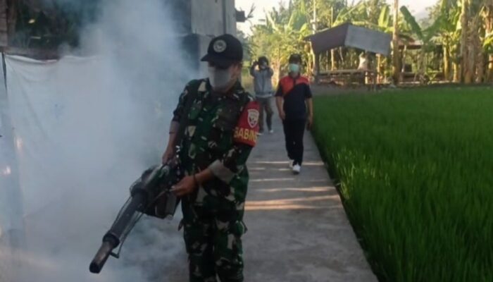 Kolaborasi Babinsa dan Puskesmas: Fogging dan Distribusi Leaflet 3M Plus Lindungi Kesehatan Masyarakat