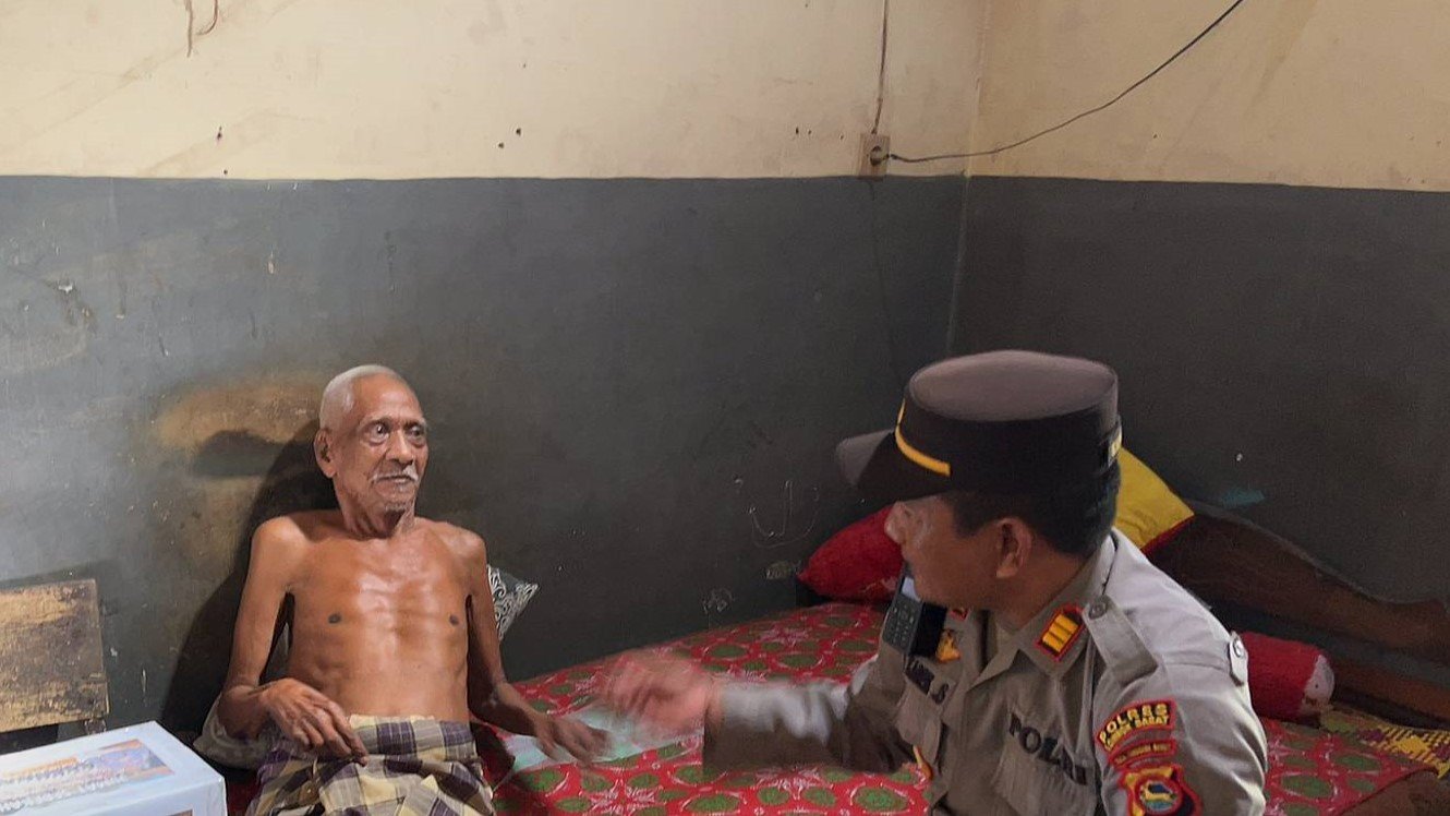 Kapolsek Gerung Santuni Warga Kurang Mampu di Dusun Beleka