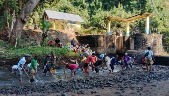 Sinergi Masyarakat dan TNI : Gotong Royong Bersihkan Sungai Demi Masa Depan Pertanian