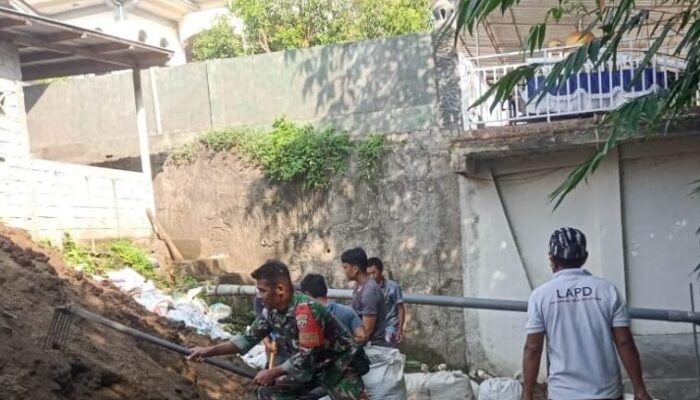 Gotong Royong Babinsa dan Masyarakat Lombok Barat Perbaiki Fasilitas Ibadah