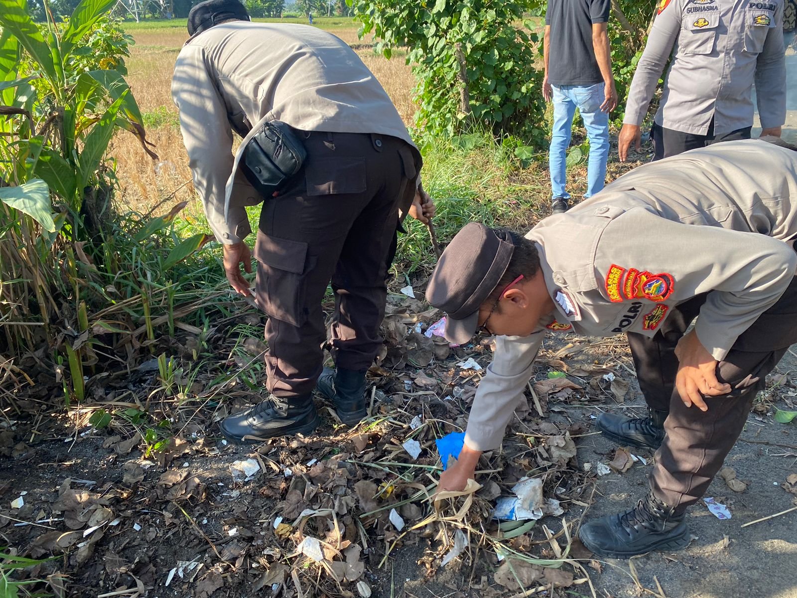 Polres Lombok Barat Gelar Aksi Lingkungan dan Pemberdayaan Masyarakat di Pantai Batas Senja