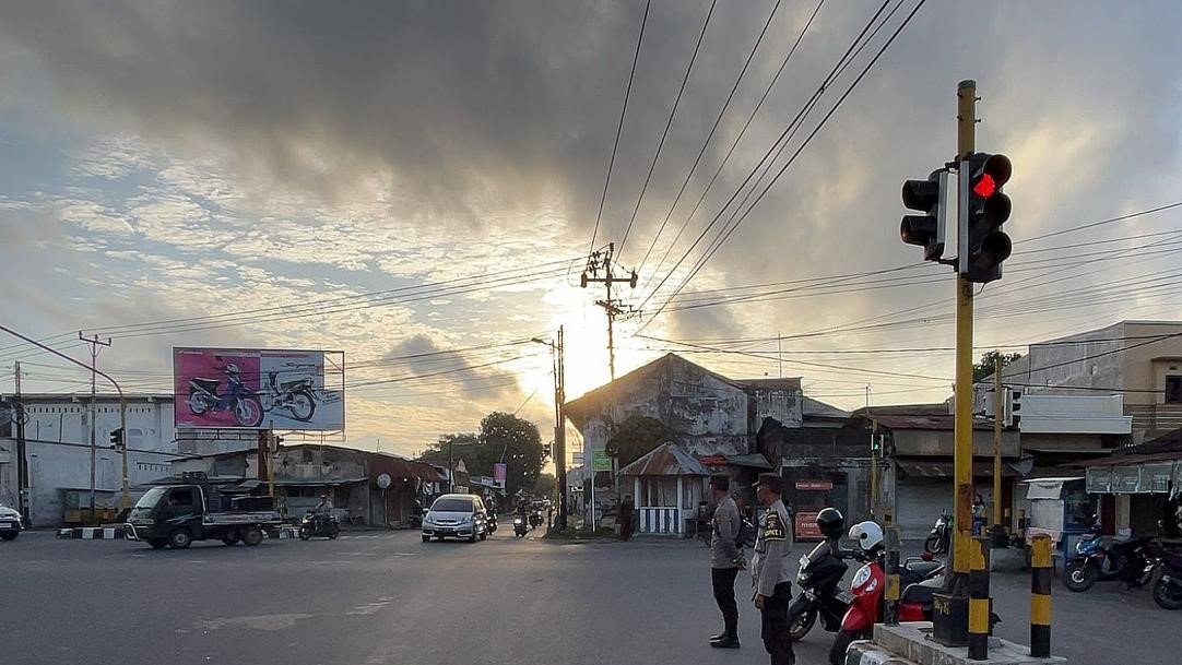 Polsek Gerung Polres Lombok Barat Giatkan Pengamanan Lalu Lintas Pagi Hari di Titik Rawan