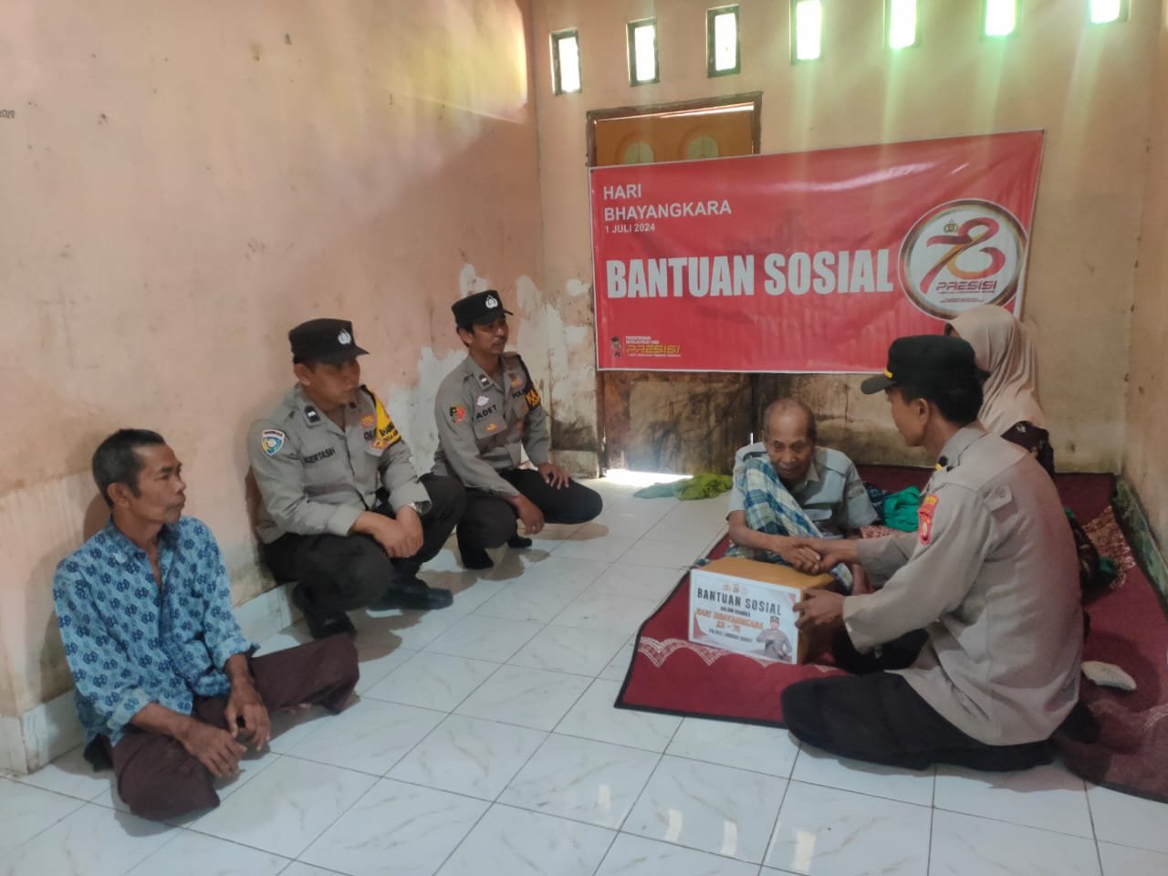 Polsek Kuripan Perkuat Solidaritas Masyarakat melalui Bansos Hari Bhayangkara ke-78