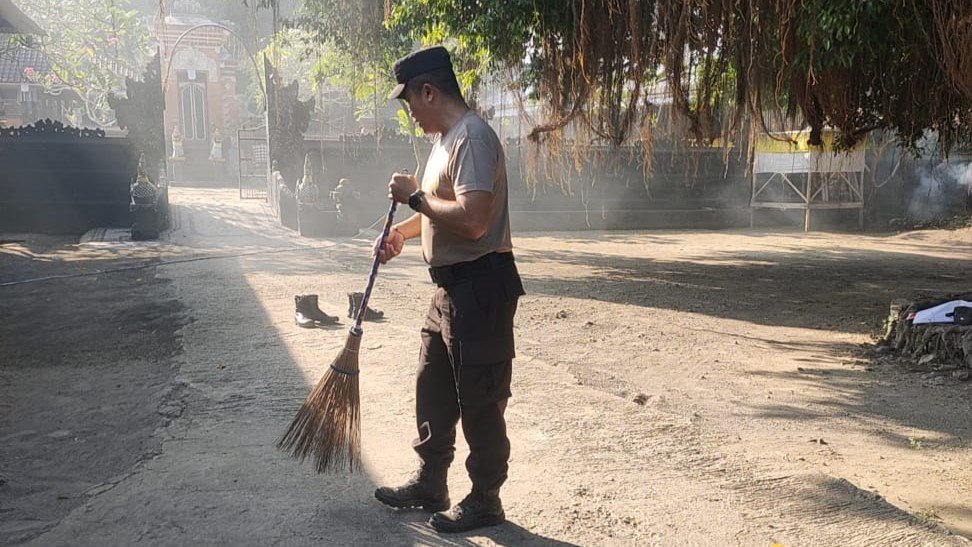 Semarak Bhayangkara ke-78, Polsek Kediri Pererat Silaturahmi Lewat Bakti Sosial di Pura Jagaraga