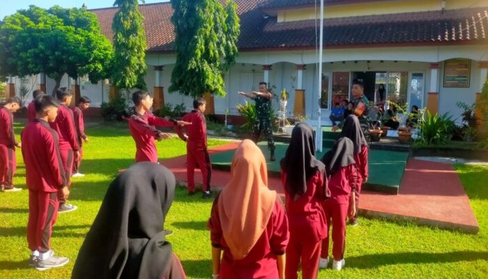 Langkah Awal Menuju Pendidikan Sistem Ganda: SMKN 2 Lingsar Terima Pembekalan Disiplin dari TNI