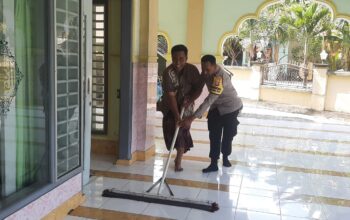 Bakti Religi Polsek Lembar: Wujud Sinergi Polri dan Masyarakat untuk Kebersihan Masjid