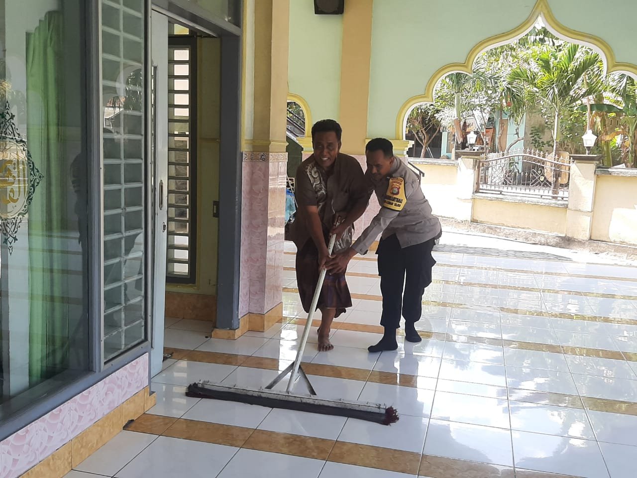 Bakti Religi Polsek Lembar Sukses, Masjid Bersih Warga Senang