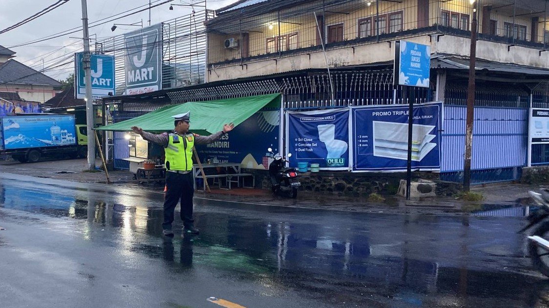 Giat Rawan Sore Polsek Batulayar Jaga Kelancaran Lalu Lintas di Senggigi