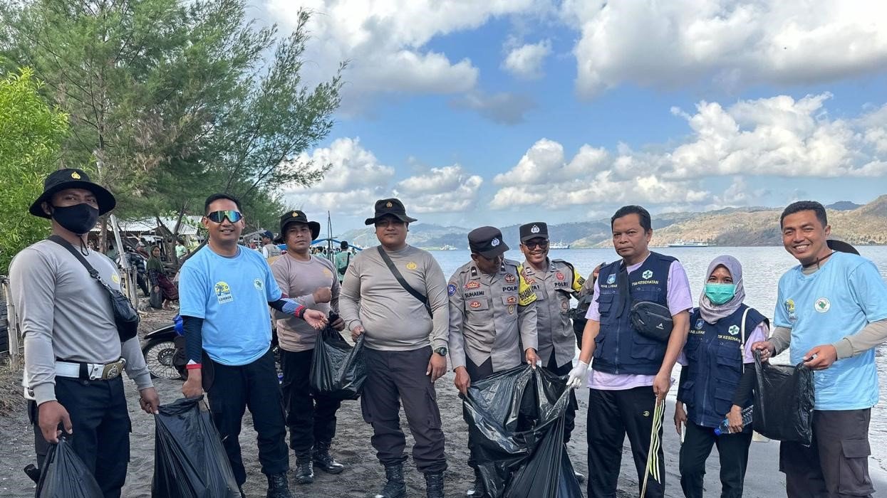 Lombok Barat Gelar Aksi Bersih Pantai Cemare, Upaya Lestarikan Pariwisata