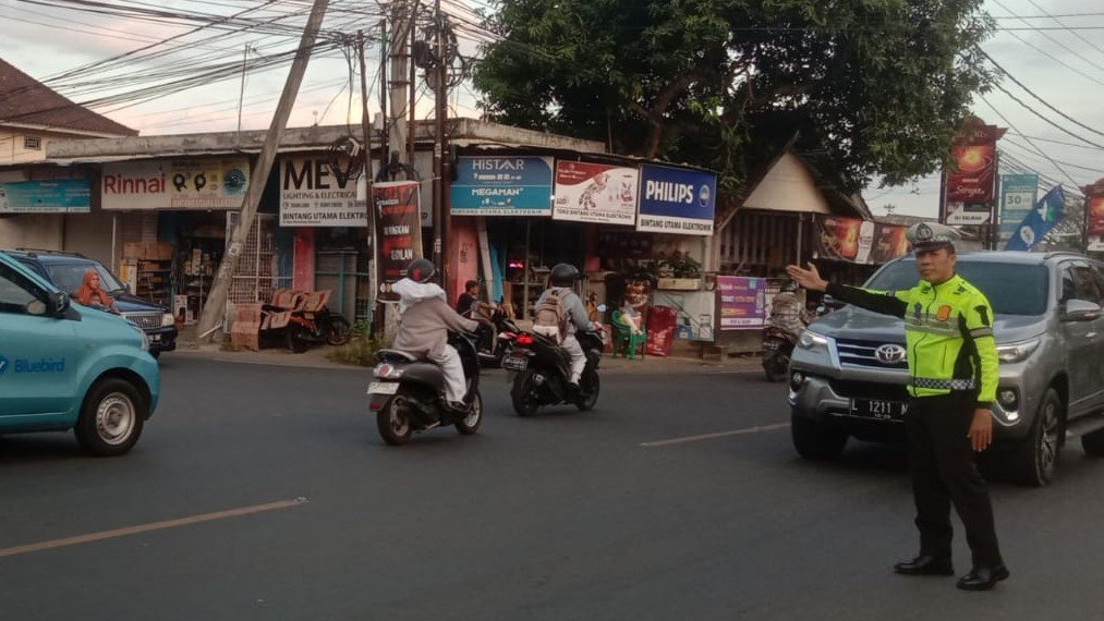 Polsek Batulayar Atasi Kemacetan Senggigi dengan Gatur Sore