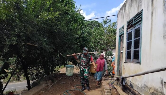 Babinsa Labuan Tereng Bantu Warga Dapatkan Air Bersih dari Polres Lobar