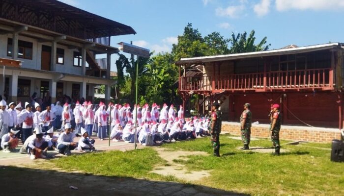 Babinsa Koramil 1606-07/Gunungsari Berikan Materi Wawasan Kebangsaan dalam Masa MPLS di Yayasan Pondok Pesantren Banu Sanusi