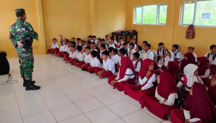 Semangat Kebangsaan di SD Alfateha Soloh: Babinsa Rempek Ajak Anak-Anak Mengenal Indonesia