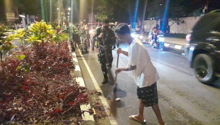 Sinergi TNI dan Warga Mataram: Bersihkan Jalan Udayana dari Sisa Kericuhan Demo, Kembalikan Ketertiban Kota