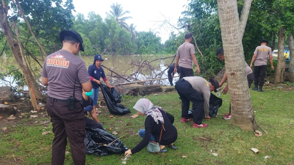 Aksi Nyata, Polsek Batulayar Berbagi dan Bersihkan Dusun Kongok