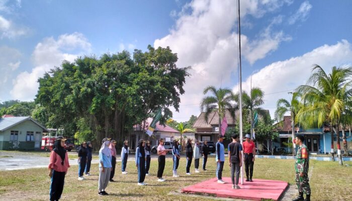 Kesiapan Paskibraka Batulayar: Babinsa Koramil 1606-07/Gunungsari Gembleng Siswa SMK 1 Batulayar