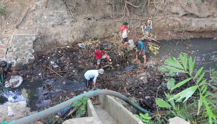 Peduli Irigasi, Babinsa Gotong Royong Bersama Kelompok Tani Mekar Sari