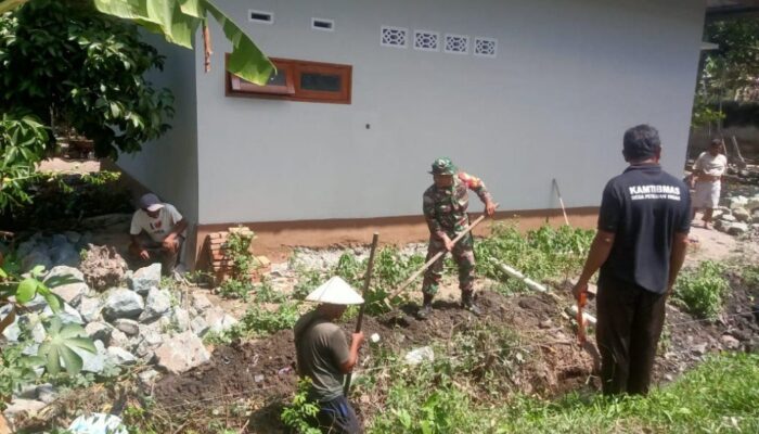 Gotong Royong Warga Tanak Tepong dan Babinsa Koramil Narmada, Perkuat Saluran Irigasi Petani