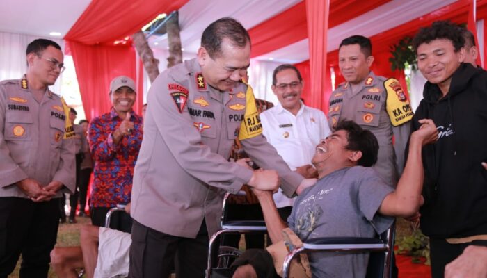 Dukung Pemilu Damai, Kapolda NTB Beri Bantuan Sosial di Desa Batu Putih