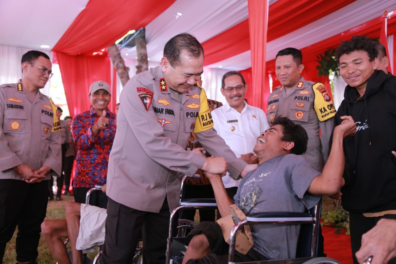 Kapolda NTB Serahkan Bantuan Sosial di Sekotong, Tekankan Pentingnya Pilkada Aman