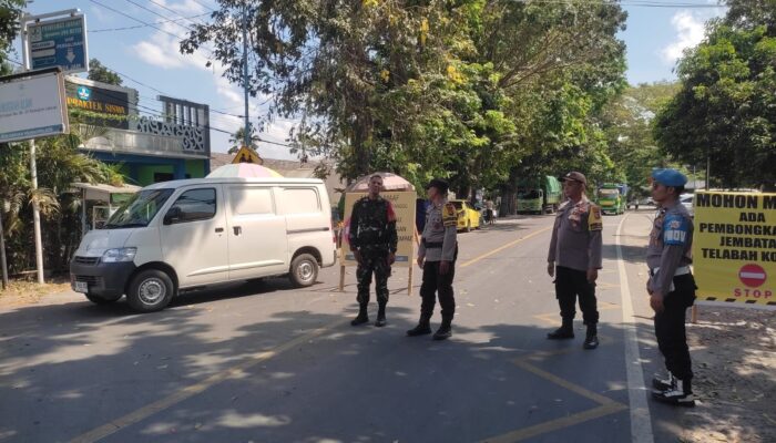 Polsek Labuapi Amankan Proyek Jembatan Dasan Cermen: Kelancaran Lalu Lintas Terjaga!