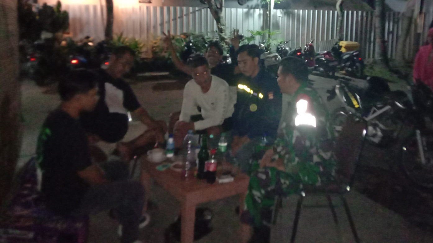 Sambang Malam TNI-Polri Jaga Keamanan Batulayar Barat