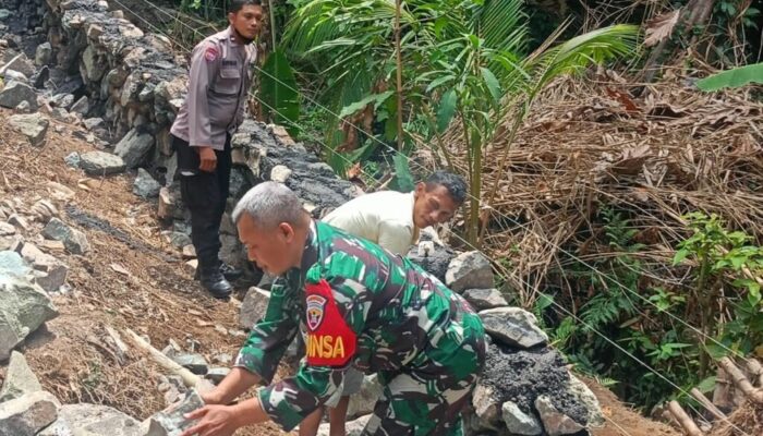 Babinsa Koramil 1606-08/Narmada Dorong Produktivitas Petani Lewat Pembangunan Jalan Usaha Tani di Desa Badrain