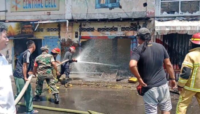 Sinergi TNI, Polri, dan Warga Cegah Kebakaran Meluas di Ruko Gerung, Lombok Barat