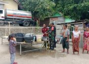 Warga Tunggulawang Timur Terbantu: TNI dan Damkar Distribusikan Air Bersih di Tengah Kemarau