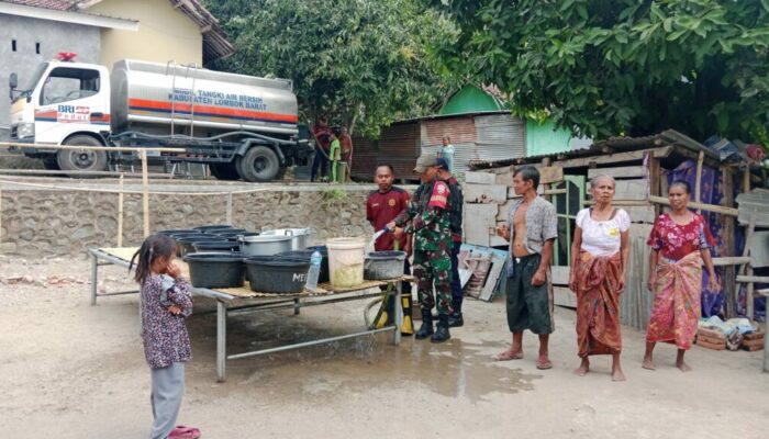 Warga Tunggulawang Timur Terbantu: TNI dan Damkar Distribusikan Air Bersih di Tengah Kemarau