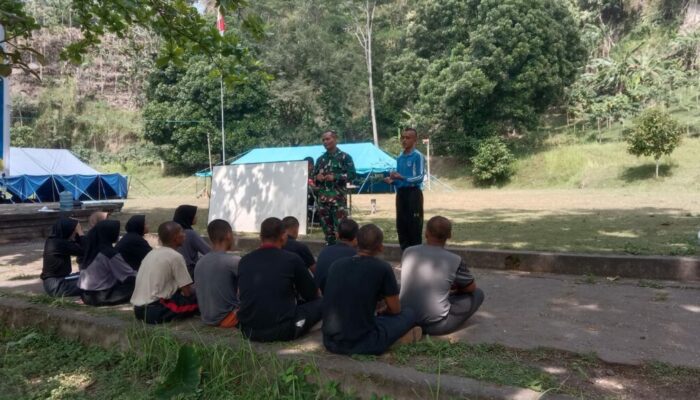 Babinsa Lembuak Latih Menwa UIN Mataram dengan Teknik Survival dan Navigasi Darat