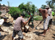 Permudah Akses Saluran Air Bersih, Babinsa dan Warga Geguntur Reban Gotong Royong