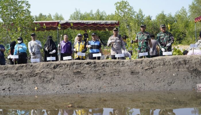 Aksi Bersama Mahasiswa, TNI-Polri dan Pejabat: Hijaukan Pantai Cemare di Tengah Ancaman Abrasi dan Sampah