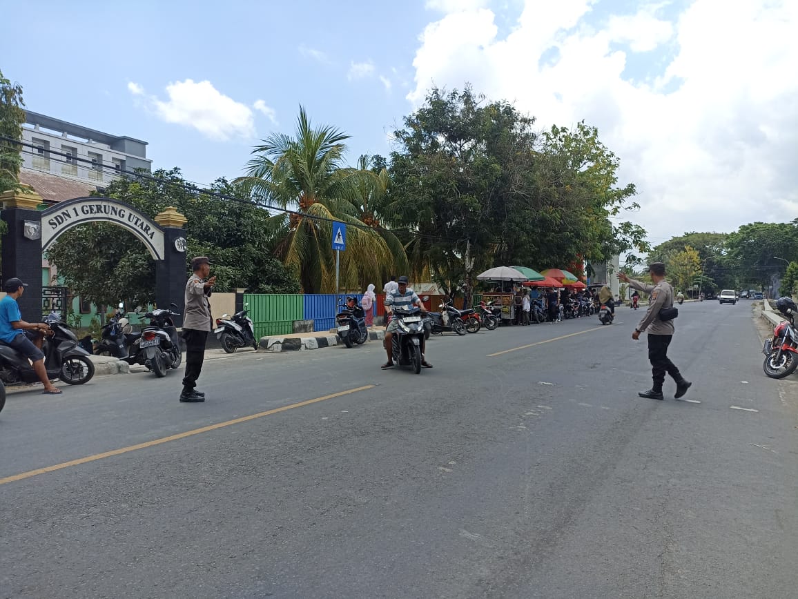 Polsek Gerung Atasi Kemacetan di Depan Sekolah, Pastikan Keamanan Siswa