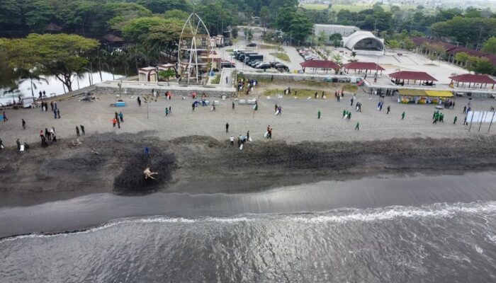 TNI Bersama Masyarakat Gelar Karya Bakti Pembersihan Pantai Loang Baloq, Semarakkan HUT Ke-79