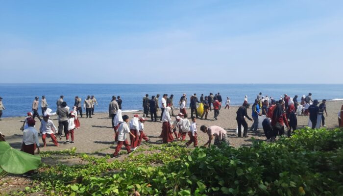 Karya Bakti TNI dan Pasar Murah di Pantai Beraringan: Sinergi untuk Lingkungan dan Kesejahteraan Masyarakat