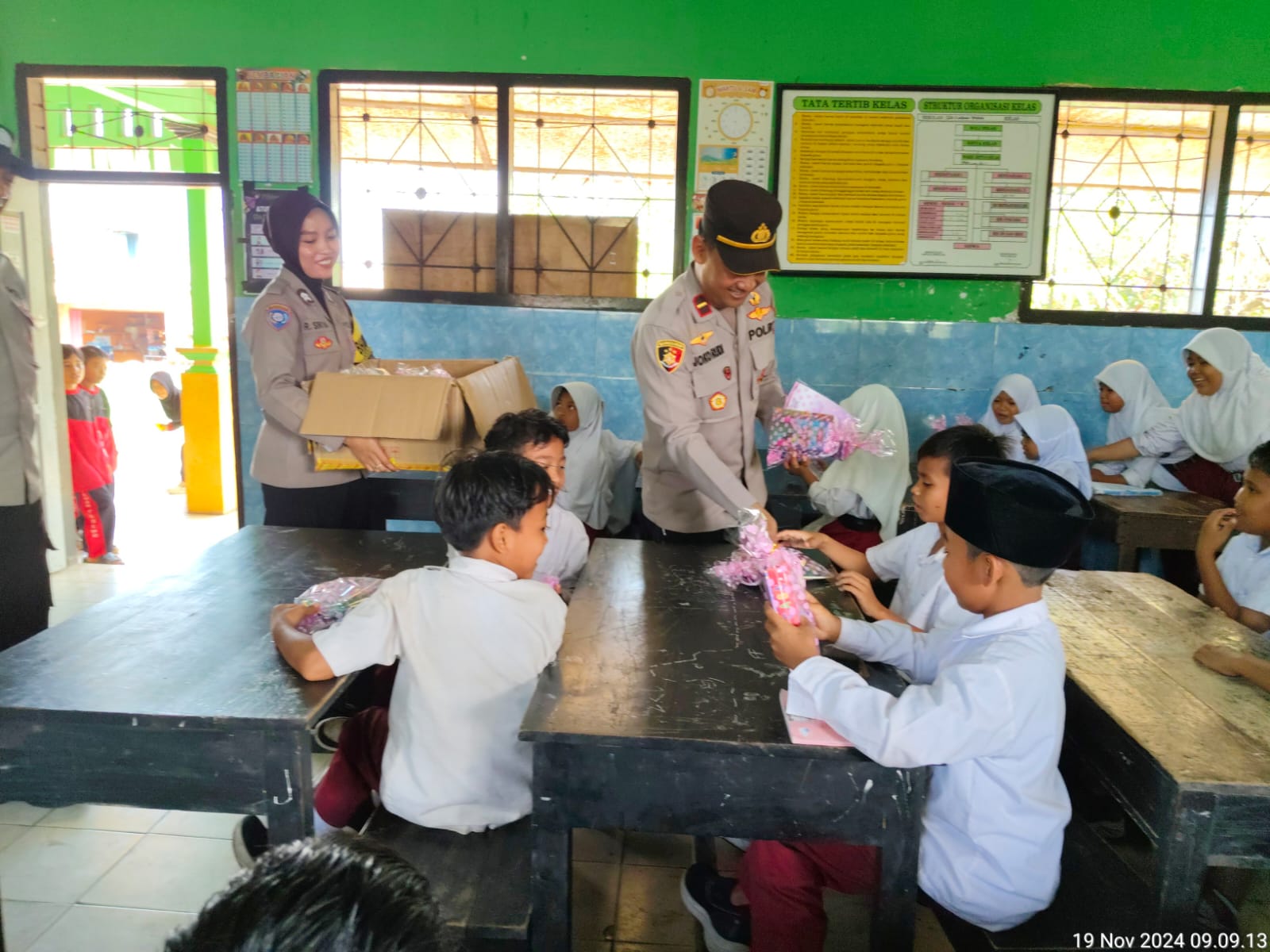 Kapolsek Lembar Bagikan Alat Tulis, Dukung Literasi Siswa!