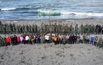 Aksi Bersih Pantai Warnai Hari Juang TNI-AD 2024