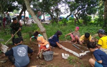 Babinsa Peteluan Indah Peduli Lingkungan, Bantu Warga