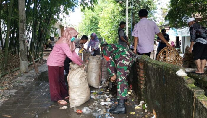 Babinsa dan Warga Kompak Tingkatkan Kebersihan Irigasi di Lombok Barat