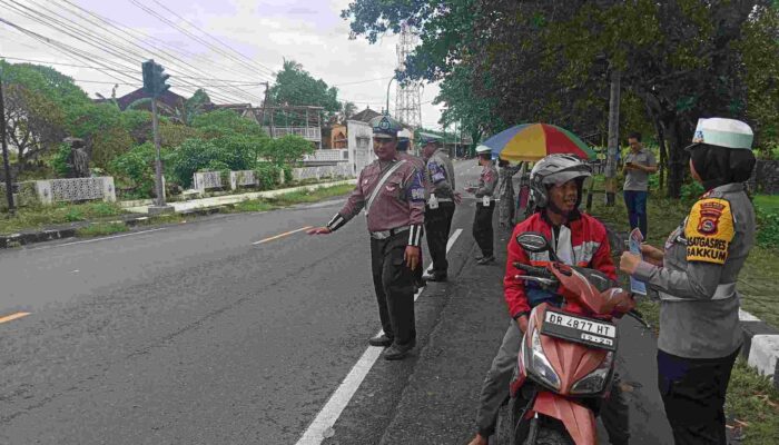 Humanis dan Persuasif: Polres Lombok Barat Edukasi Keselamatan Berkendara dalam Operasi Rinjani 2025