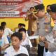 Kapolres Lombok Barat Pimpin Bagikan Makanan Bergizi, Wujud Dukungan Program Prioritas Presiden