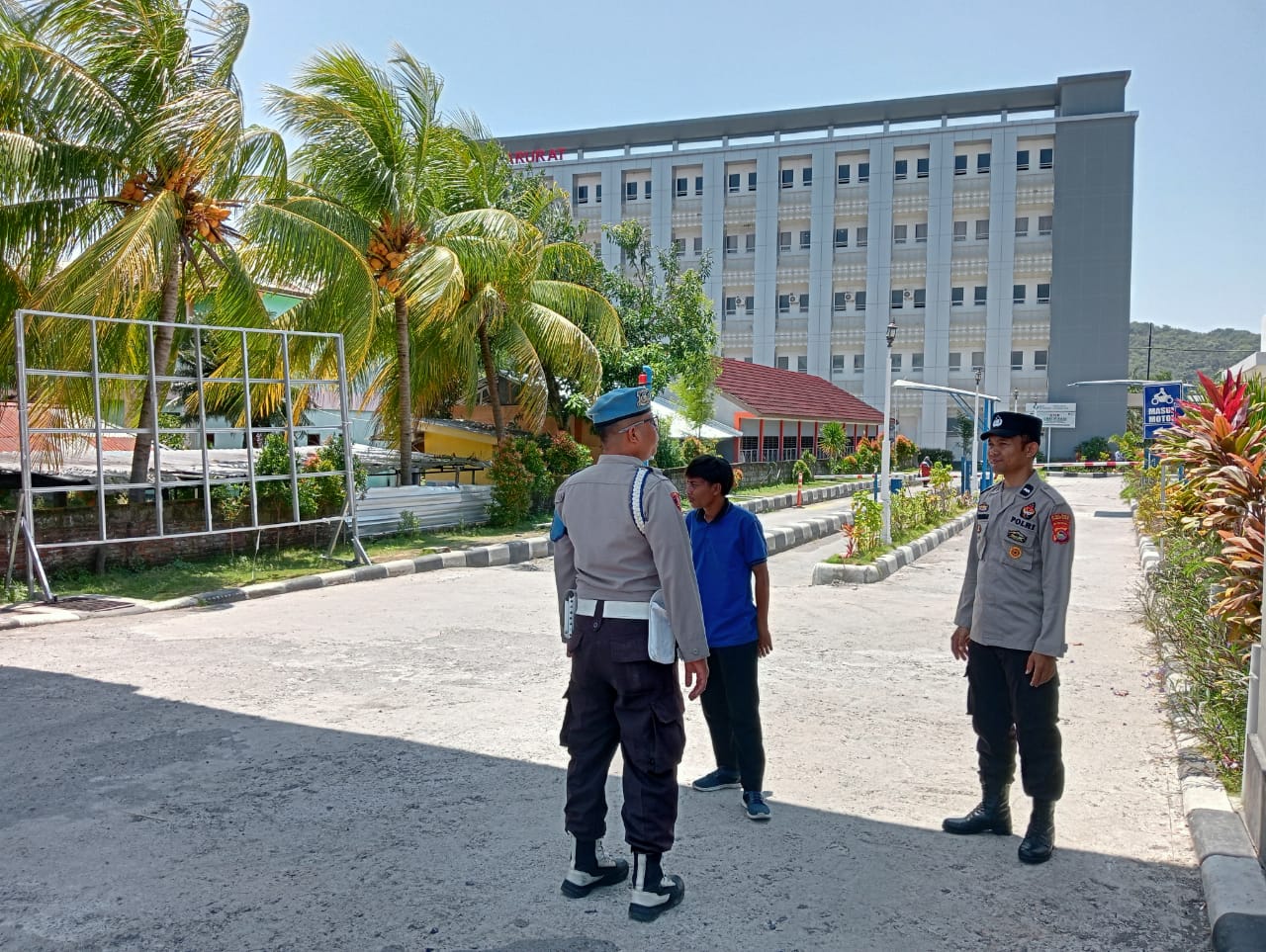 Patroli Siang Polsek Gerung, Sasar Pelajar, Taman, hingga Rumah Sakit