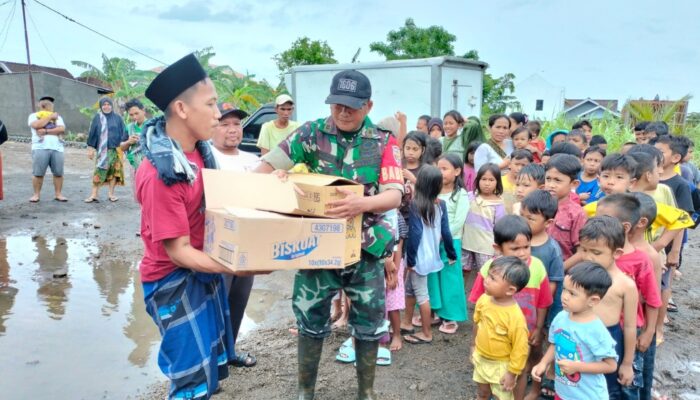 Pendistribusian Bantuan Makanan untuk Korban Banjir di Dusun Poh Dodol