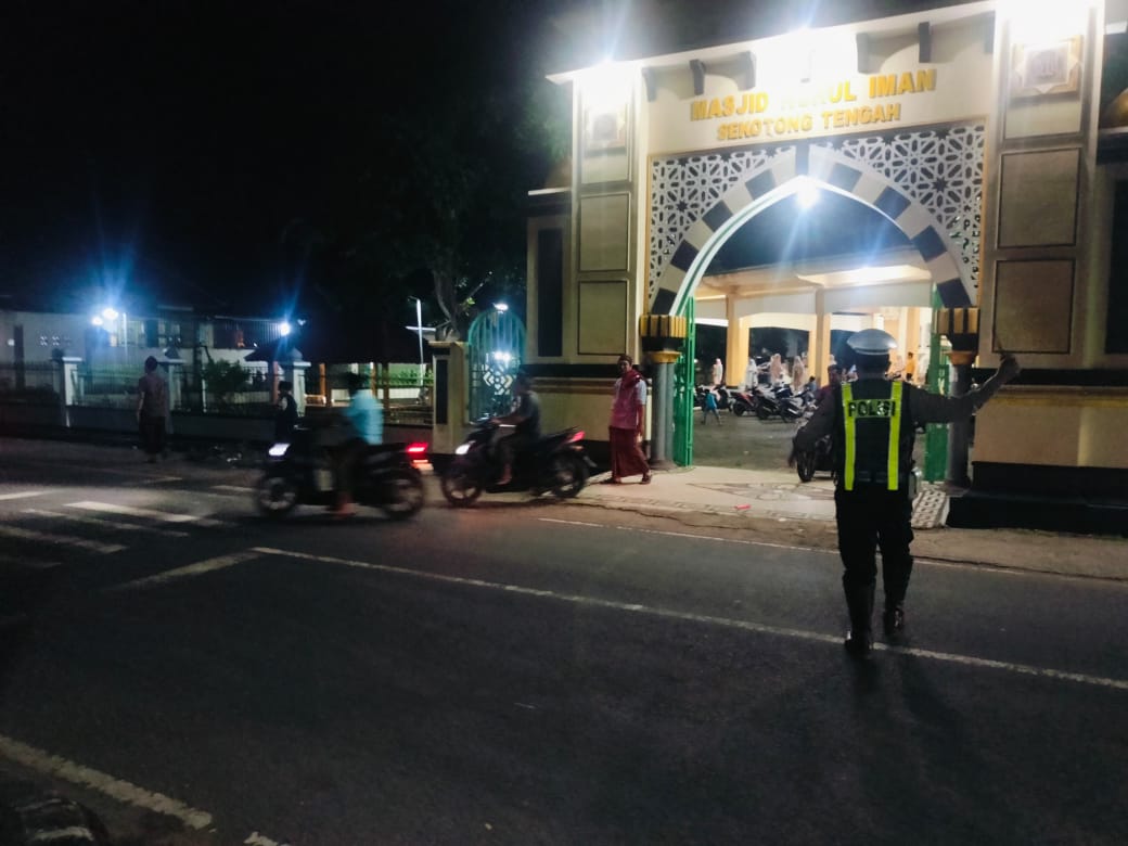 Aman dan Khusyuk! Polisi Kawal Sholat Tarawih di Sekotong